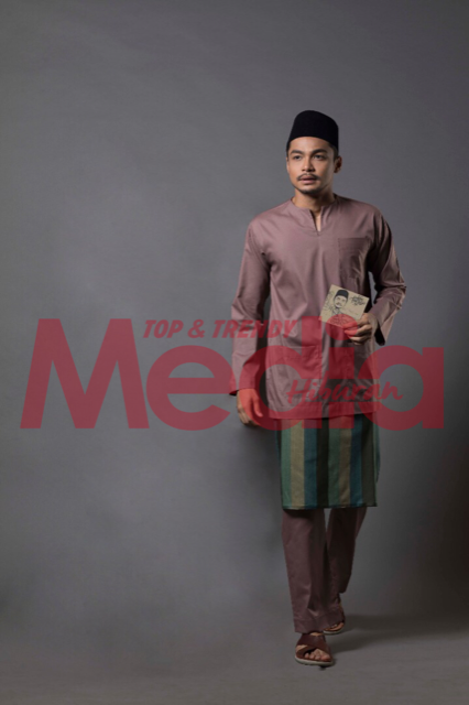 [GAMBAR] Bila Syafiq Kyle Posing Dengan Kad Raya Eksklusifnya&#8230;