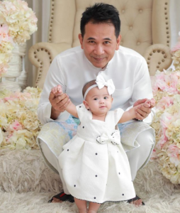 [GAMBAR] “Comelnya Baby Dengan Mak Baby Ni…” – Netizen Puji Majlis Akikah Puteri Sulung Shima Anuar
