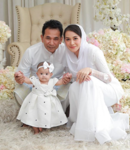 [GAMBAR] “Comelnya Baby Dengan Mak Baby Ni…” – Netizen Puji Majlis Akikah Puteri Sulung Shima Anuar