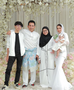 [GAMBAR] “Comelnya Baby Dengan Mak Baby Ni…” – Netizen Puji Majlis Akikah Puteri Sulung Shima Anuar