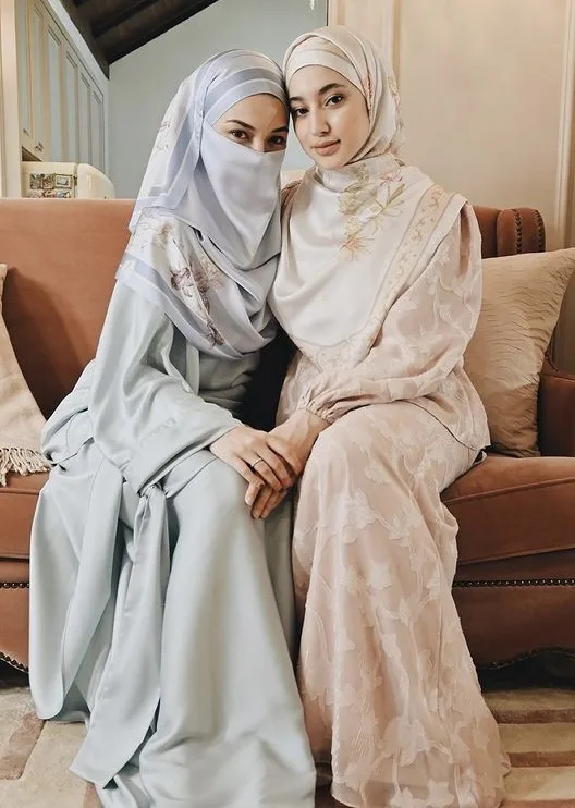 Neelofa Minta Henti Kecam Ameera Khan – “Sekalipun Kamu Suka Atau Tidak, Tolong Selitkan Doa Yang Baik.”