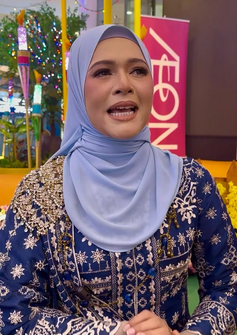 Lancar Duet Raya Dengan Anak, Sharifah Zarina Teruja Bangga! – “Saya Akan Rasa Menyesal Kalau Kami Tak Mencuba.”