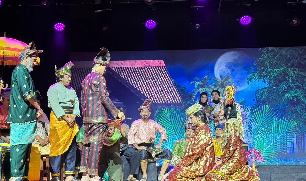 Srikandi Melayu Mengisi Panggung Bangsawan, Pengarah Optimis – “Penonton Akan Tahu Di Mana Kubur Tun Fatimah Pada Hujung Persembahan.”