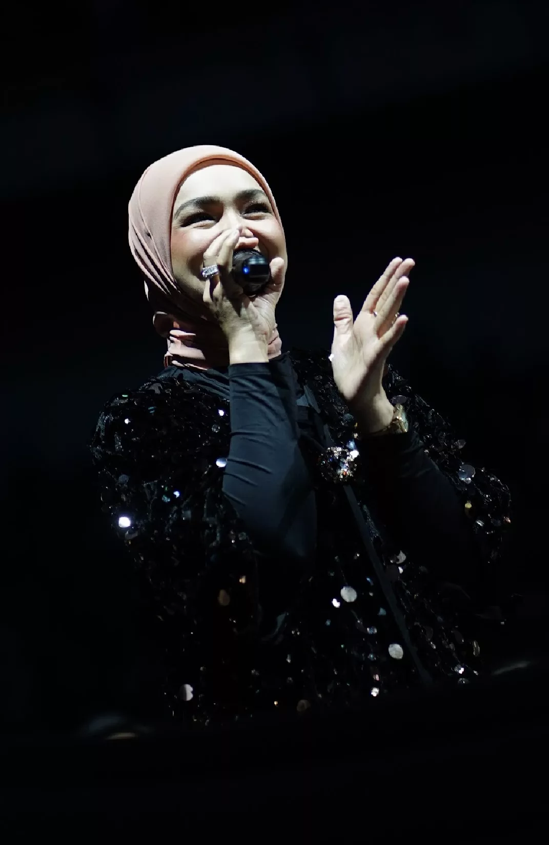 Hael Husaini Nyanyi Lagu Raya, Peminat Bersorak Bila Tiba ‘Part’ Siti Nurhaliza & Gurau Dengan Ariel Noah, Konsert Rossa Masih Diperkatakan!