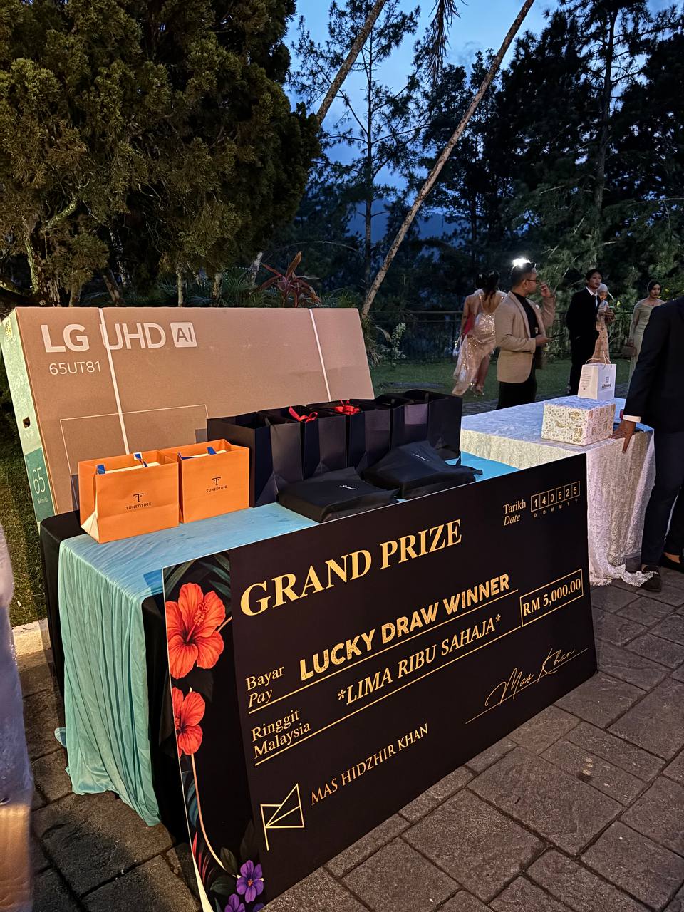 Kongsi Rezeki Wang Tunai, TV 65 Inci & Jam Berjenama, Mas Khan Berhabis Hampir RM500,000 Anjur Majlis ‘Crazy Rich Asians’!