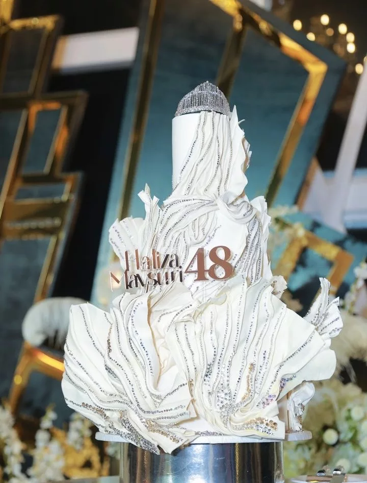 Busana Mewah RM151,000, Gaya ‘Jazz Glam’ Jutawan Tudung Haliza Maysuri ‘Pancing’ Mata Semua!