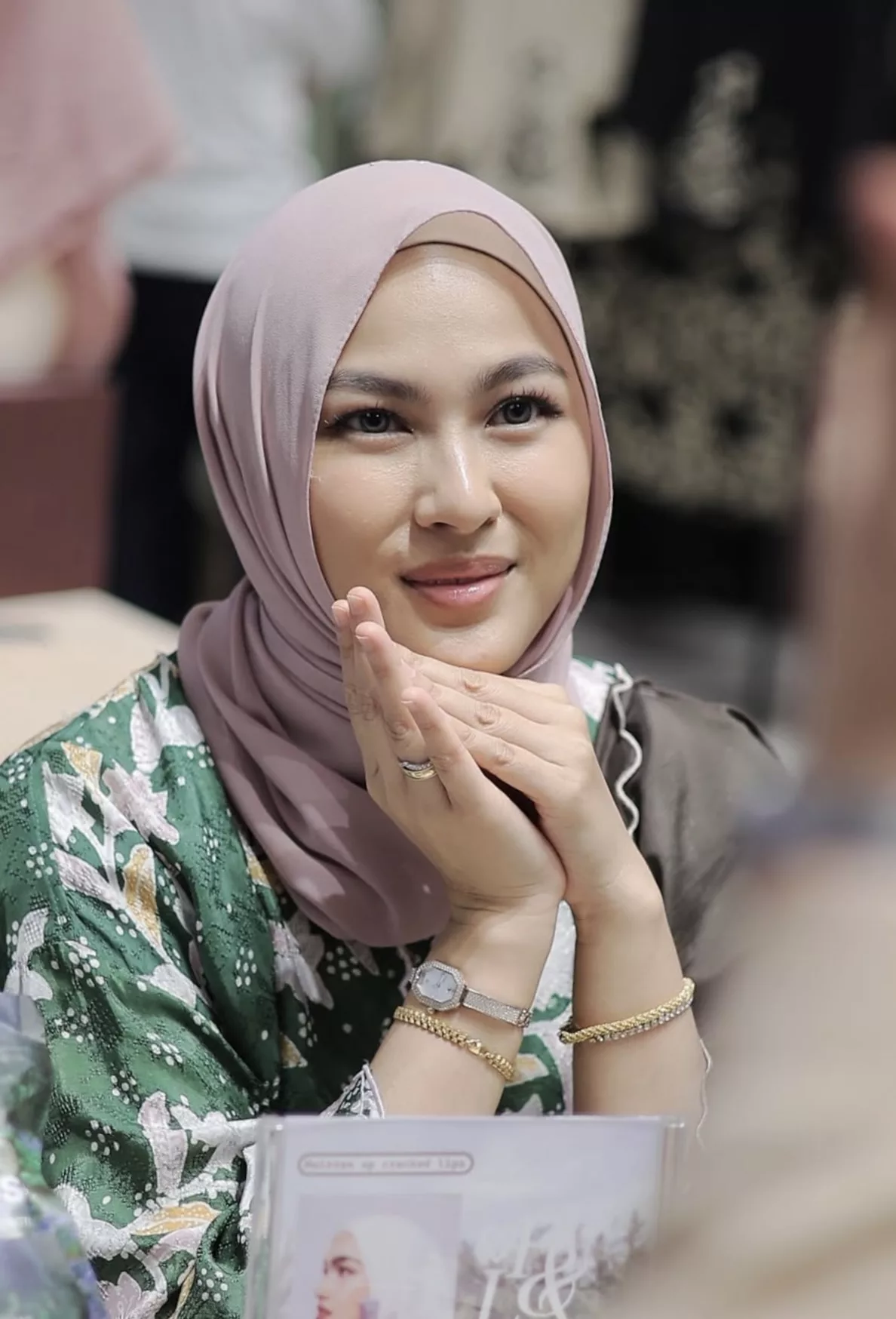 [GAMBAR] “Kita Mungkin Ada Bertelingkah Kadang-Kadang, Tapi…,” – Sedondon Berbaju Songket, Ezlisa Loy Kongsi Momen Indah Resepsi
