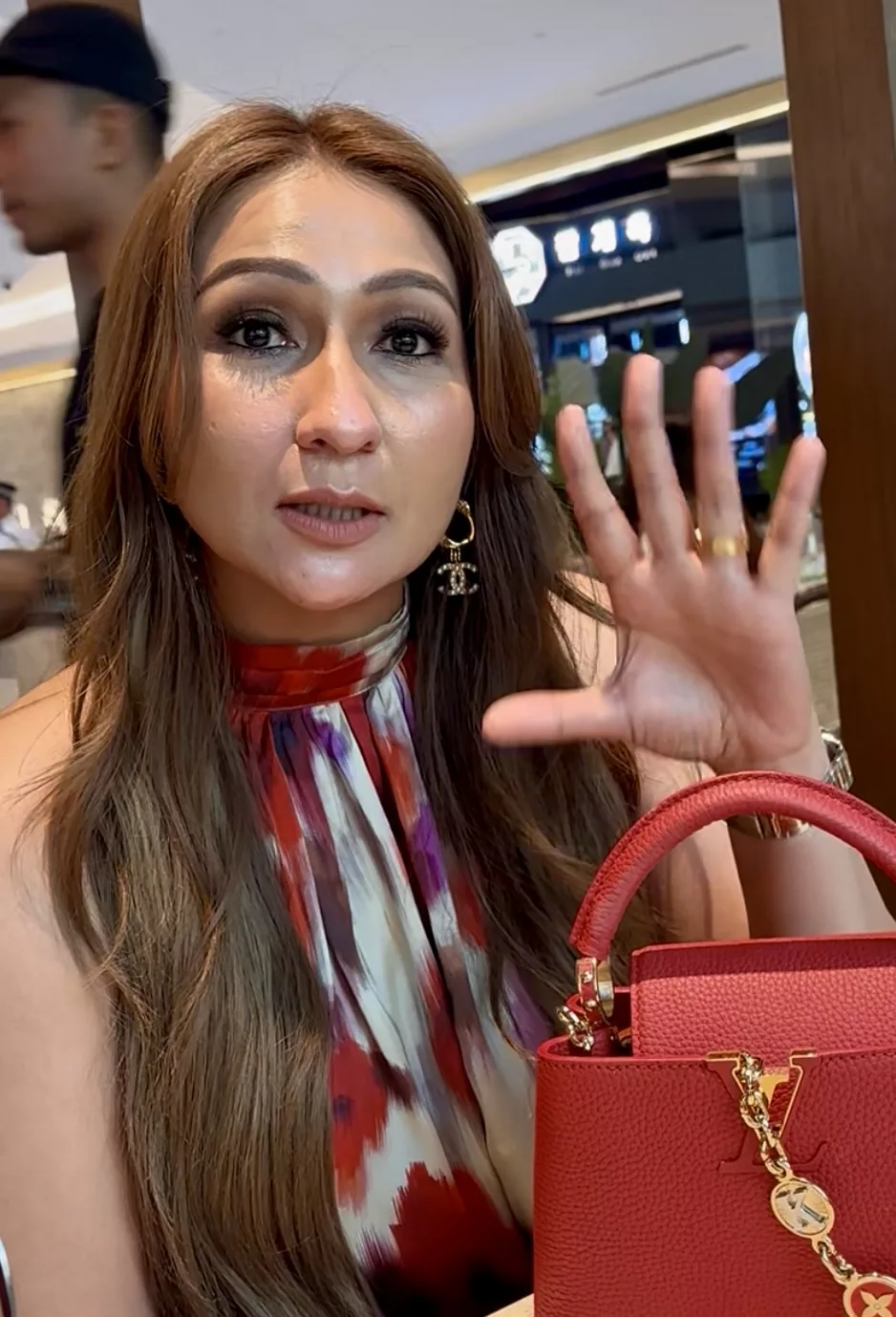 “Ini Syurgaku, Mana Boleh Gaduh” – Kak KM Teman Normah Damanhuri, Jinjit Beg Dekat RM40,000!