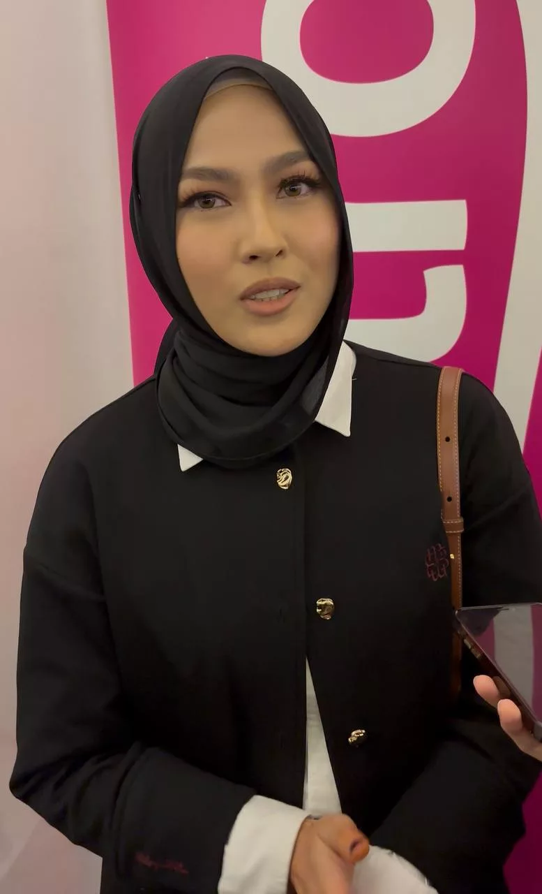 “Saya Tak Nak Orang Bercakap Buruk…,”- Ezlisa Loy Enggan Panjangkan Isu Baju Kahwin, Mahu Jaga Nama Baik Keluarga & Suami