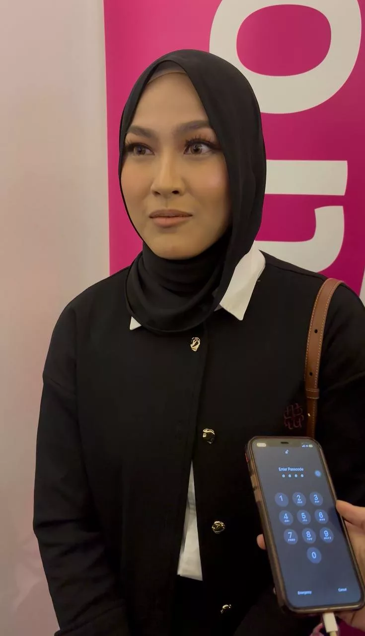 “Saya Tak Nak Orang Bercakap Buruk…,”- Ezlisa Loy Enggan Panjangkan Isu Baju Kahwin, Mahu Jaga Nama Baik Keluarga & Suami