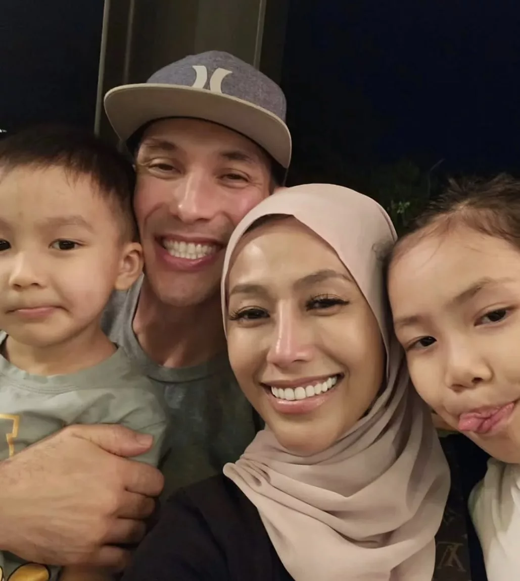 Lana Nodin Tersentuh, Suami Mualaf Ajak Ke Masjid Lepas Wayang – “Terima kasih Allah SWT…Teruskan Istiqamah, Hidayah Tu Mahal.”