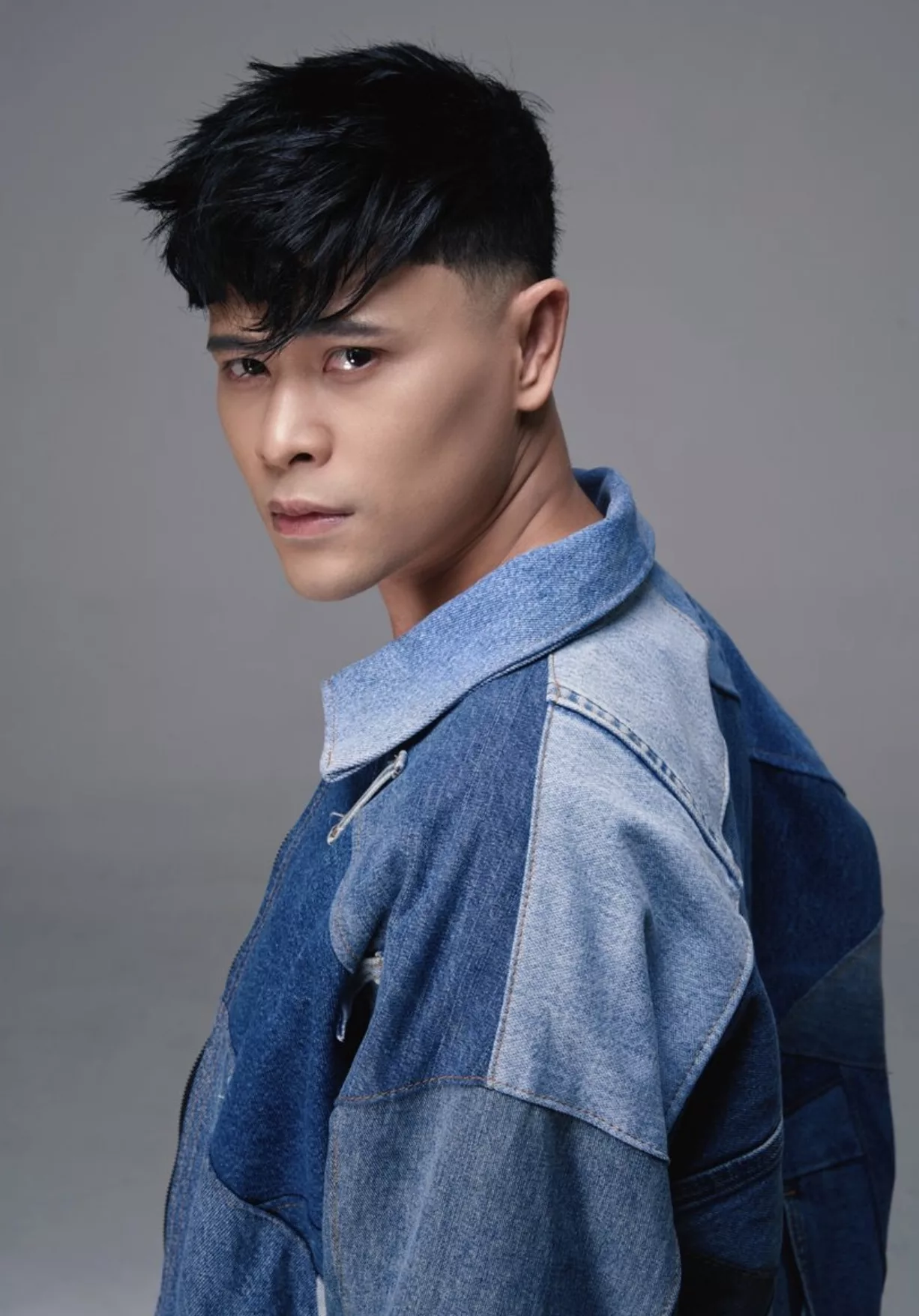 “Pasang Saja Lagu Ini Ketika Anda Sedang Dilamun Cinta Dengan Seseorang Yang Baru Kenali,” – Andi Bernadee