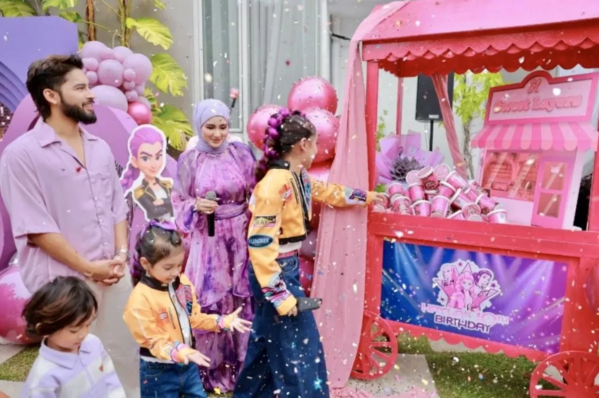 “Sekarang Ni Pun Kami Dah Bangga Dengan Dia,” – Wawa & Aeril Bersebab Beri Hadiah ‘Cash’ RM3,000 Dan Sebuah Kedai Buat Hayla