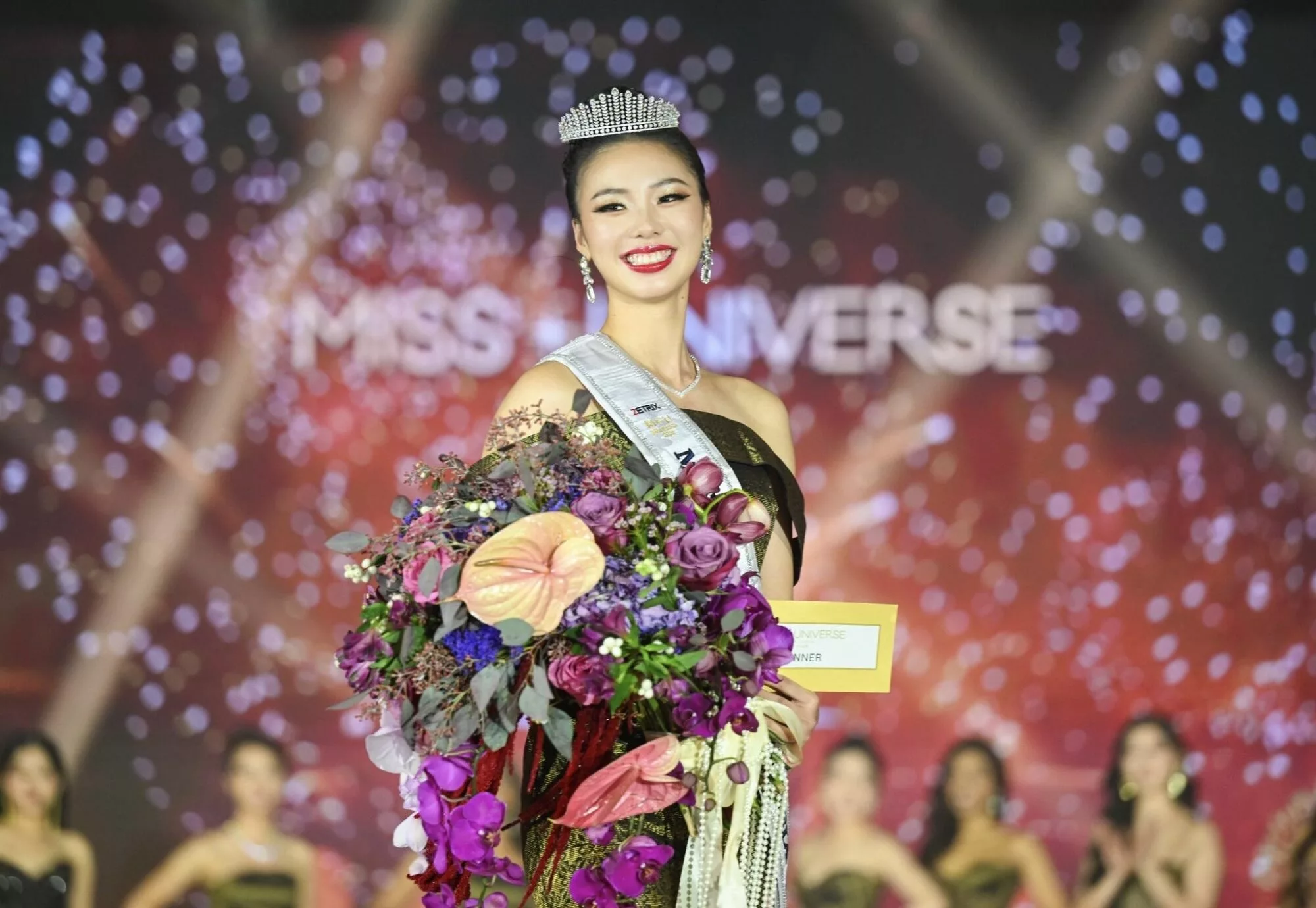 Chloe Lim Cipta Sejarah Peribadi, Dinobat Miss Universe Malaysia 2025!