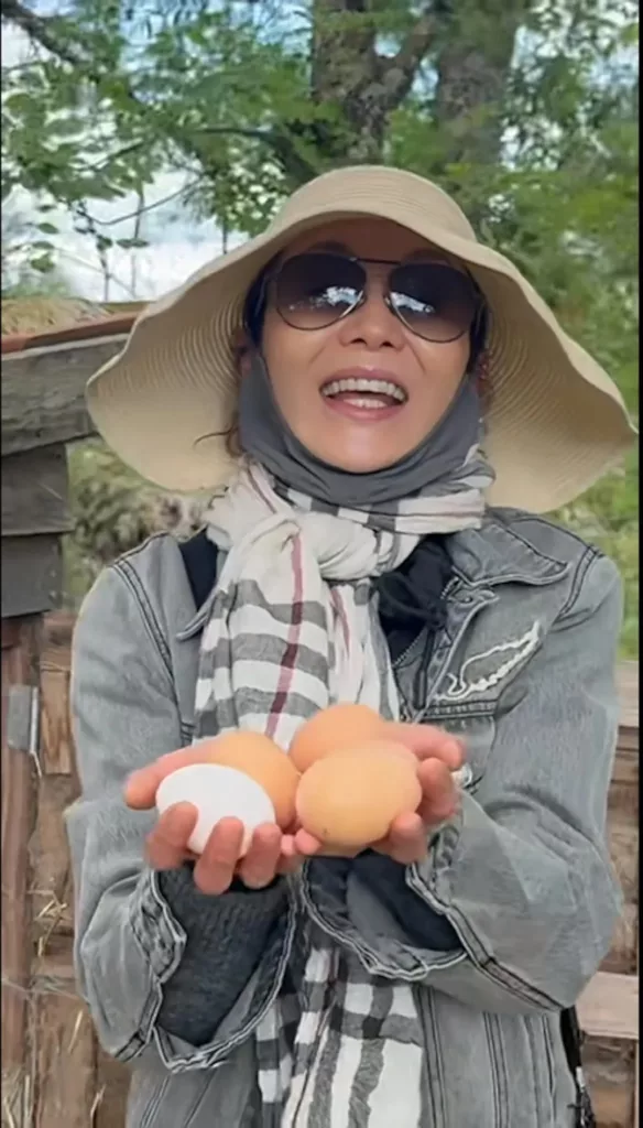 Jauh Dari Dunia Glamor, Maggie Cheung Kini Bahagia Kutip Telur Ayam
