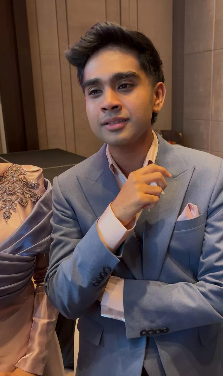 “Hubungan Akrab Kami Sangat Luar Biasa,” – Irfan Sebak Di Sisi Amira Othman, Tumpang Gembira Kakak Bakal Berkahwin