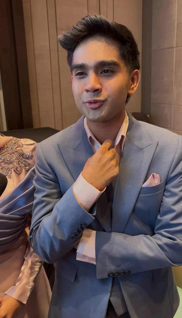 “Hubungan Akrab Kami Sangat Luar Biasa,” – Irfan Sebak Di Sisi Amira Othman, Tumpang Gembira Kakak Bakal Berkahwin