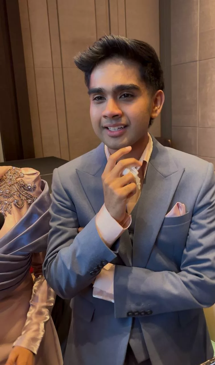 “Hubungan Akrab Kami Sangat Luar Biasa,” – Irfan Sebak Di Sisi Amira Othman, Tumpang Gembira Kakak Bakal Berkahwin