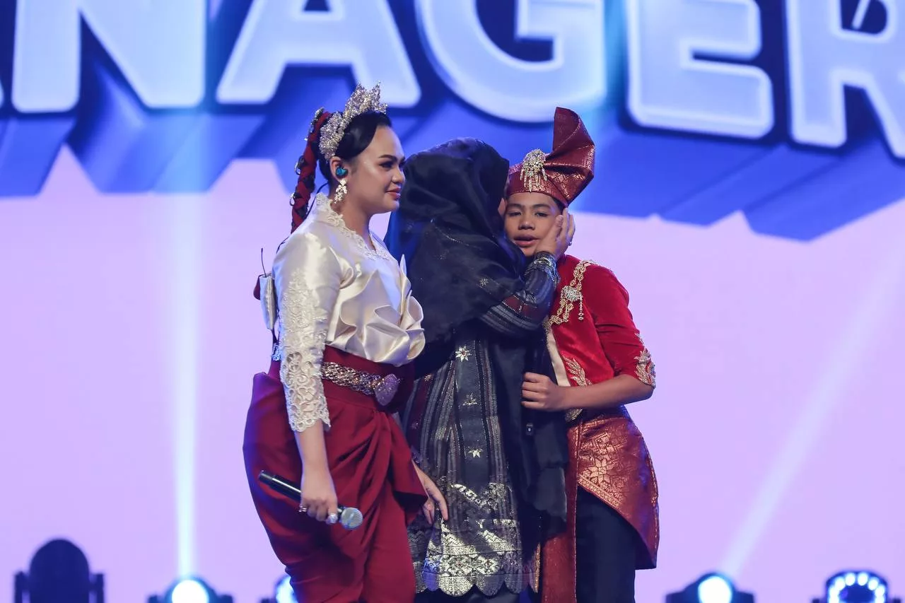 “Jantung Saya Ibarat Sudah Jatuh…,” - Amad Tetap Teruskan Persembahan ‘Live’ Selepas Jatuh Pengsan, Ini Penjelasan Siti Sairah 10 “Jantung Saya Ibarat Sudah Jatuh…,” – Amad Tetap Teruskan Persembahan ‘Live’ Selepas Jatuh Pengsan, Ini Penjelasan Siti Sairah