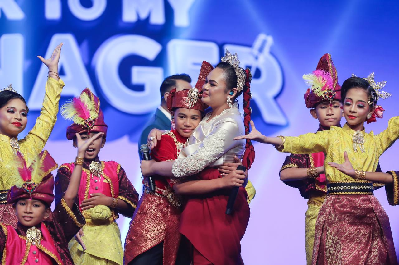 “Jantung Saya Ibarat Sudah Jatuh…,” - Amad Tetap Teruskan Persembahan ‘Live’ Selepas Jatuh Pengsan, Ini Penjelasan Siti Sairah 9 “Jantung Saya Ibarat Sudah Jatuh…,” – Amad Tetap Teruskan Persembahan ‘Live’ Selepas Jatuh Pengsan, Ini Penjelasan Siti Sairah