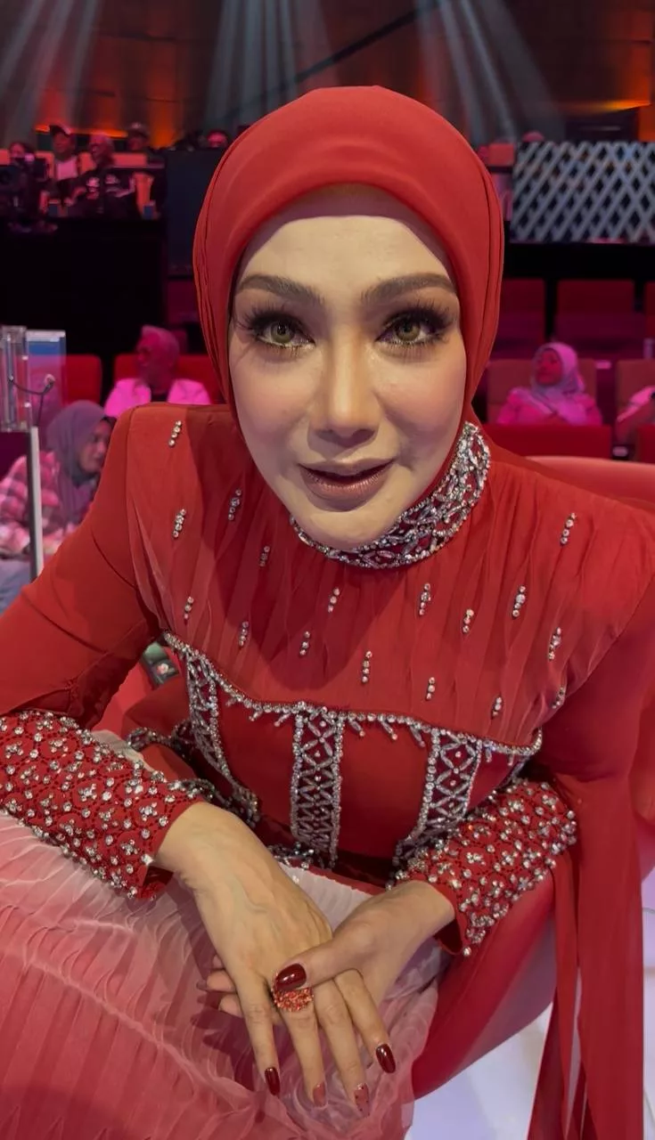 “Saya Sentiasa Berdoa…,” - Erra Fazira Saksi Aleesya Kerja Keras Raih Keputusan Cemerlang, Ulas Tentang Belajar Oversea 7 “Saya Sentiasa Berdoa…,” – Erra Fazira Saksi Aleesya Kerja Keras Raih Keputusan Cemerlang, Ulas Tentang Belajar Oversea