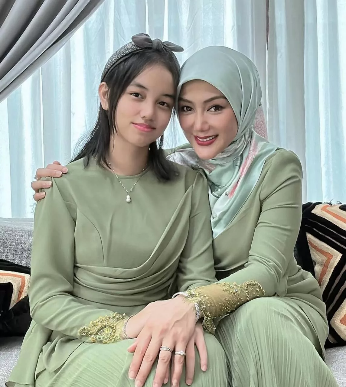 “Saya Sentiasa Berdoa…,” - Erra Fazira Saksi Aleesya Kerja Keras Raih Keputusan Cemerlang, Ulas Tentang Belajar Oversea 6 “Saya Sentiasa Berdoa…,” – Erra Fazira Saksi Aleesya Kerja Keras Raih Keputusan Cemerlang, Ulas Tentang Belajar Oversea