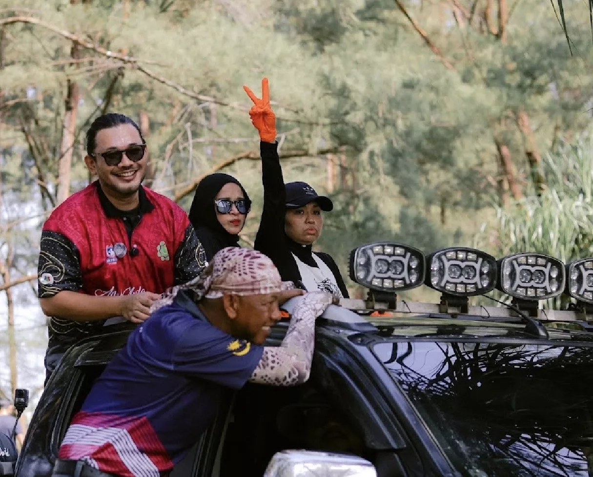 “Bersihkan Dua Tan Sampah,” – Karl Shafek Himpun 300 Sukarelawan & Rakan Artis, Gotong-Royong Di Persisiran Pantai