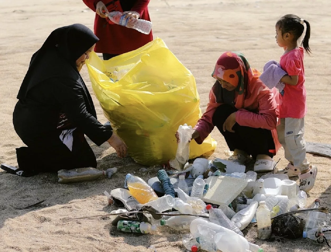 “Bersihkan Dua Tan Sampah,” – Karl Shafek Himpun 300 Sukarelawan & Rakan Artis, Gotong-Royong Di Persisiran Pantai