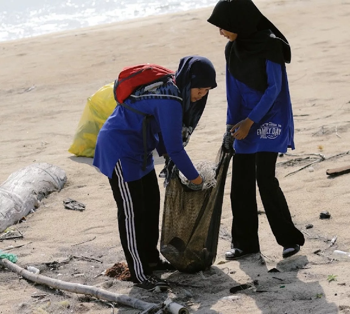 “Bersihkan Dua Tan Sampah,” – Karl Shafek Himpun 300 Sukarelawan & Rakan Artis, Gotong-Royong Di Persisiran Pantai