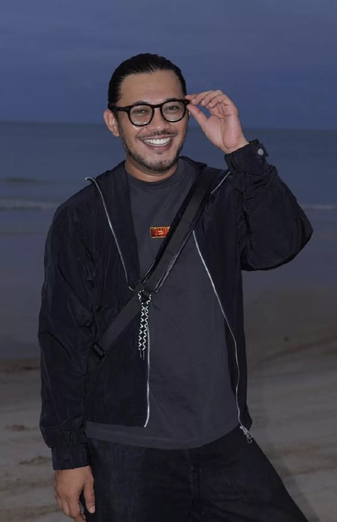 “Bersihkan Dua Tan Sampah,” – Karl Shafek Himpun 300 Sukarelawan & Rakan Artis, Gotong-Royong Di Persisiran Pantai