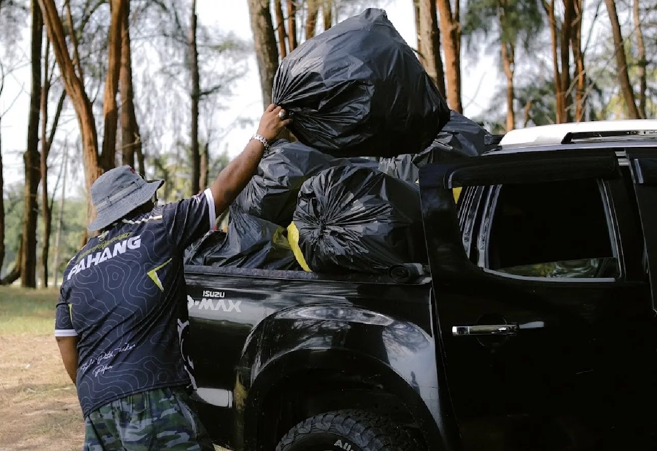 “Bersihkan Dua Tan Sampah,” – Karl Shafek Himpun 300 Sukarelawan & Rakan Artis, Gotong-Royong Di Persisiran Pantai