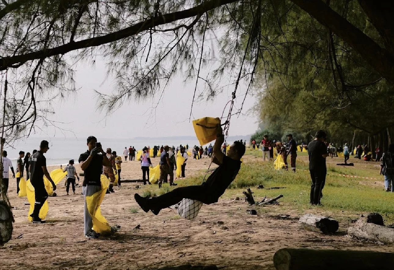 “Bersihkan Dua Tan Sampah,” – Karl Shafek Himpun 300 Sukarelawan & Rakan Artis, Gotong-Royong Di Persisiran Pantai