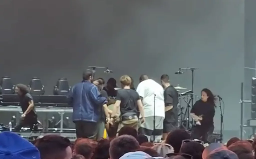 Penyanyi Lagu Messy Pengsan Atas Pentas Ketika Membuat Persembahan