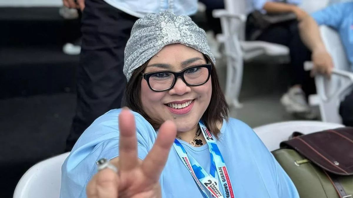 Pelawak Terkenal Nunung Dihadiahkan Rumah Lengkap Perabot 6 Pelawak Terkenal Nunung Dihadiahkan Rumah Lengkap Perabot