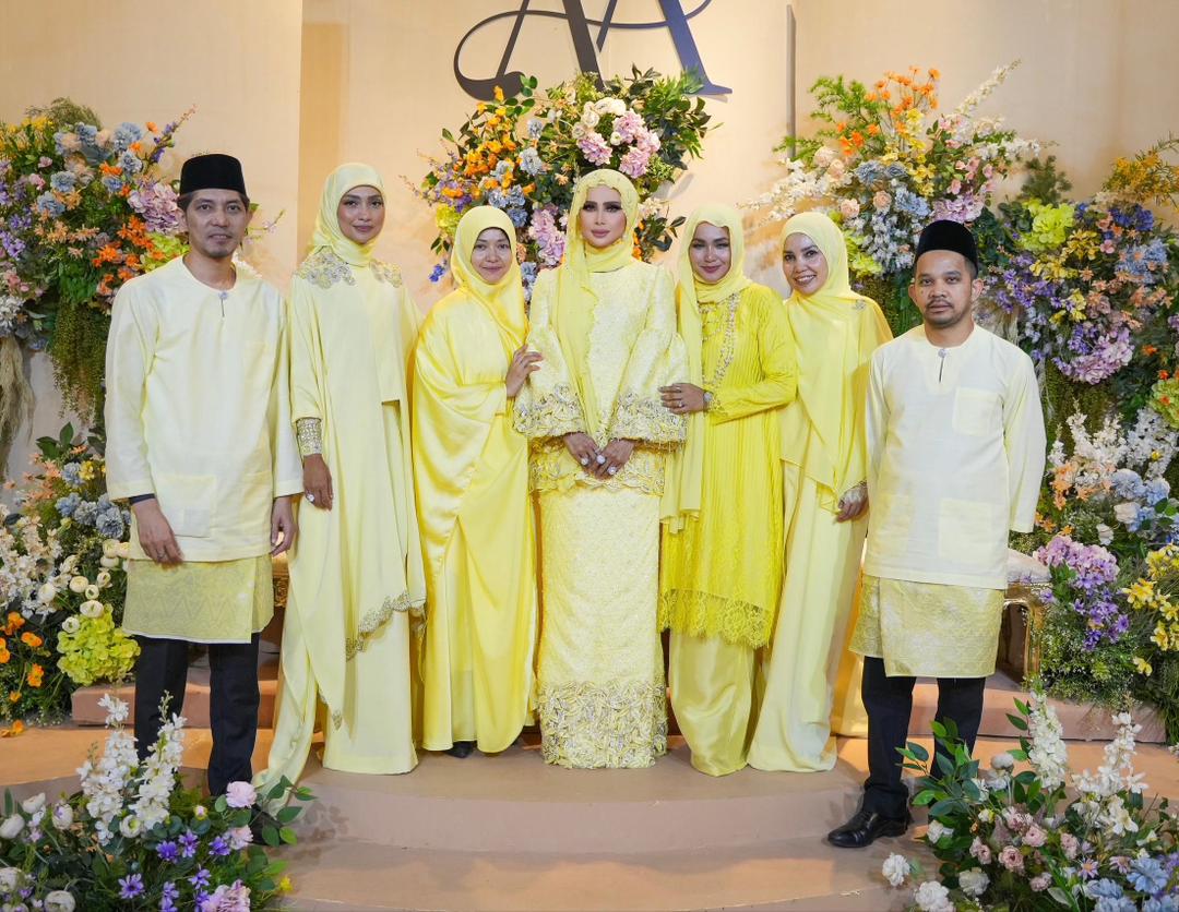 Che Ta Syukur Anak Sulung Selamat Bertunang, Rancang Kahwin Jun 2026 - “Rasa Macam Baru Semalam Lahirkan Dia." 11 Che Ta Syukur Anak Sulung Selamat Bertunang, Rancang Kahwin Jun 2026 – “Rasa Macam Baru Semalam Lahirkan Dia.”