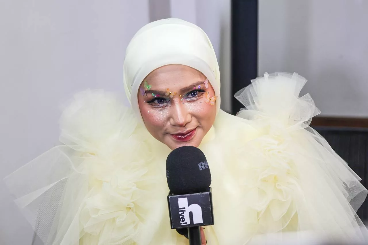 “Jihad Seseorang Itu Buat Kita Insaf,” - Menitik Air Mata Elly Mazlein, Pengorbanan GSF Buka Pintu Hidayah Berhijab 10 “Jihad Seseorang Itu Buat Kita Insaf,” – Menitik Air Mata Elly Mazlein, Pengorbanan GSF Buka Pintu Hidayah Berhijab