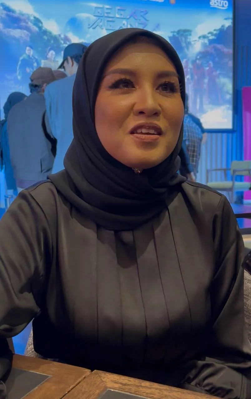 “Saya Mualaf, Banyak Lagi Perlu Belajar,” - Dua Tahun Mell Sakura Bertudung, Asbab Pengaruh Keluarga Suami 9 “Saya Mualaf, Banyak Lagi Perlu Belajar,” – Dua Tahun Mell Sakura Bertudung, Asbab Pengaruh Keluarga Suami