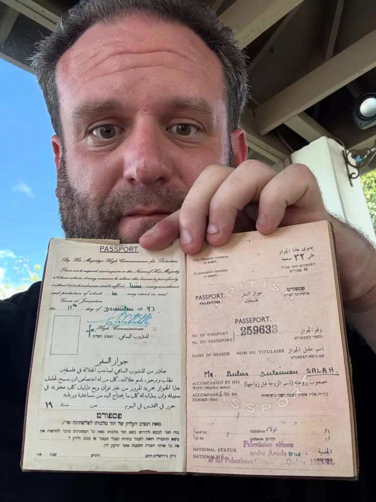 Pelakon Hollywood Kongsi Foto Pasport Palestin, Sangkal Dakwaan Negara Itu Tidak Wujud
