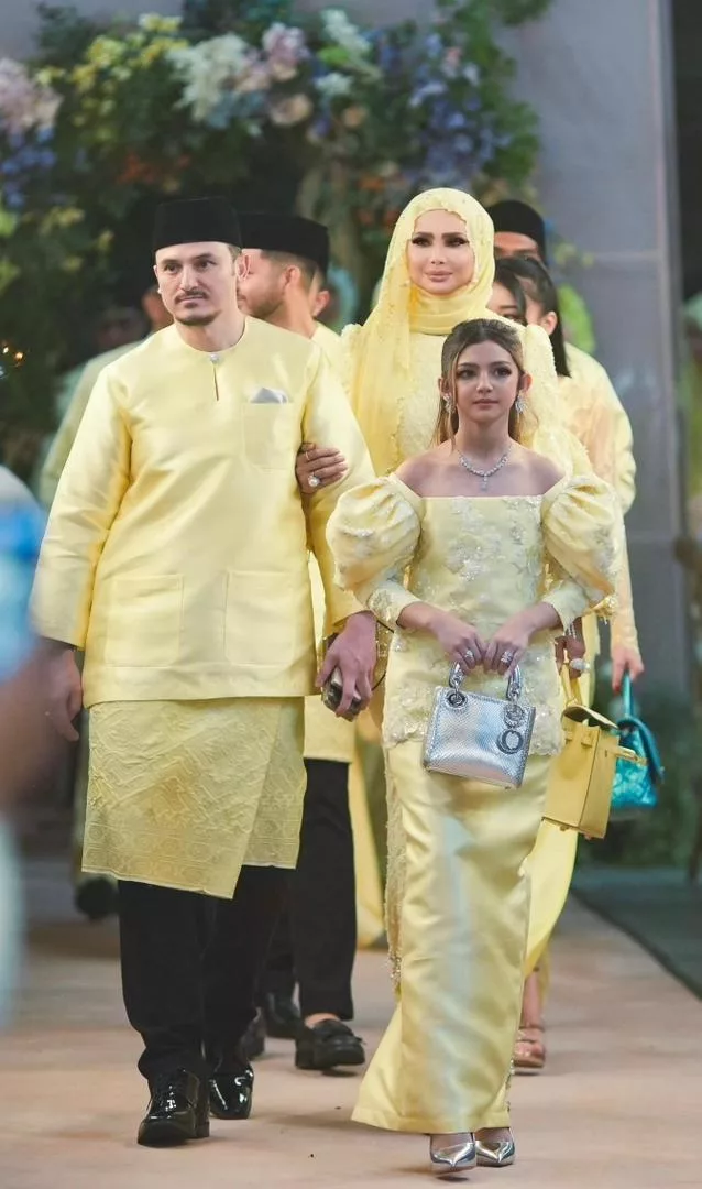 Che Ta Syukur Anak Sulung Selamat Bertunang, Rancang Kahwin Jun 2026 – “Rasa Macam Baru Semalam Lahirkan Dia.”