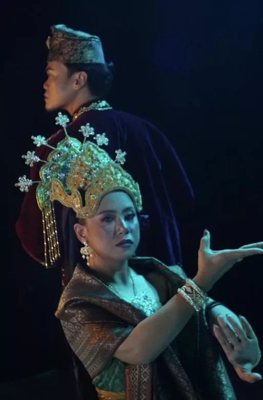 “Suara Emas & Aura Teater Bertemu,” – Asmidar Bersilat Atas Pentas & Dr Norzizi ‘Menyala’ Dalam Muzikal Epik Paduka Cik Siti