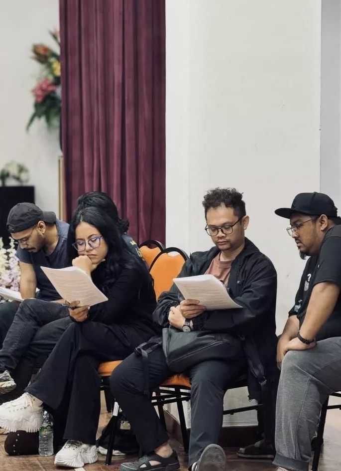 “Suara Emas & Aura Teater Bertemu,” – Asmidar Bersilat Atas Pentas & Dr Norzizi ‘Menyala’ Dalam Muzikal Epik Paduka Cik Siti