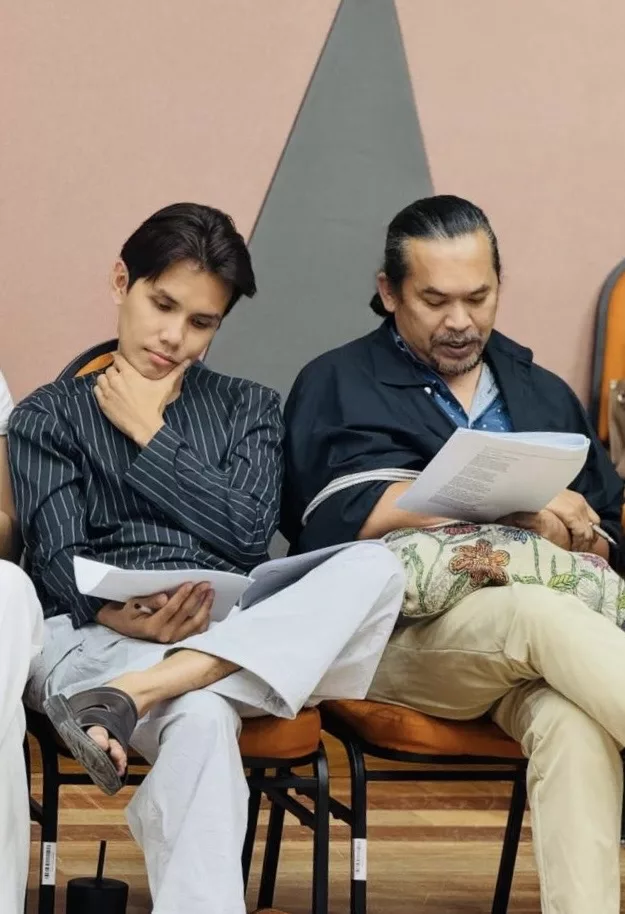 “Suara Emas & Aura Teater Bertemu,” – Asmidar Bersilat Atas Pentas & Dr Norzizi ‘Menyala’ Dalam Muzikal Epik Paduka Cik Siti