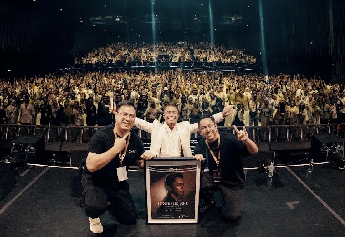 “Detik Paling Bermakna,” - 16 Tahun Dalam Industri, Hafiz Suip Cipta Magis Konsert ‘Di Sebalik Aku’…3,500 Peminat Terpukau! 11 “Detik Paling Bermakna,” – 16 Tahun Dalam Industri, Hafiz Suip Cipta Magis Konsert ‘Di Sebalik Aku’…3,500 Peminat Terpukau!