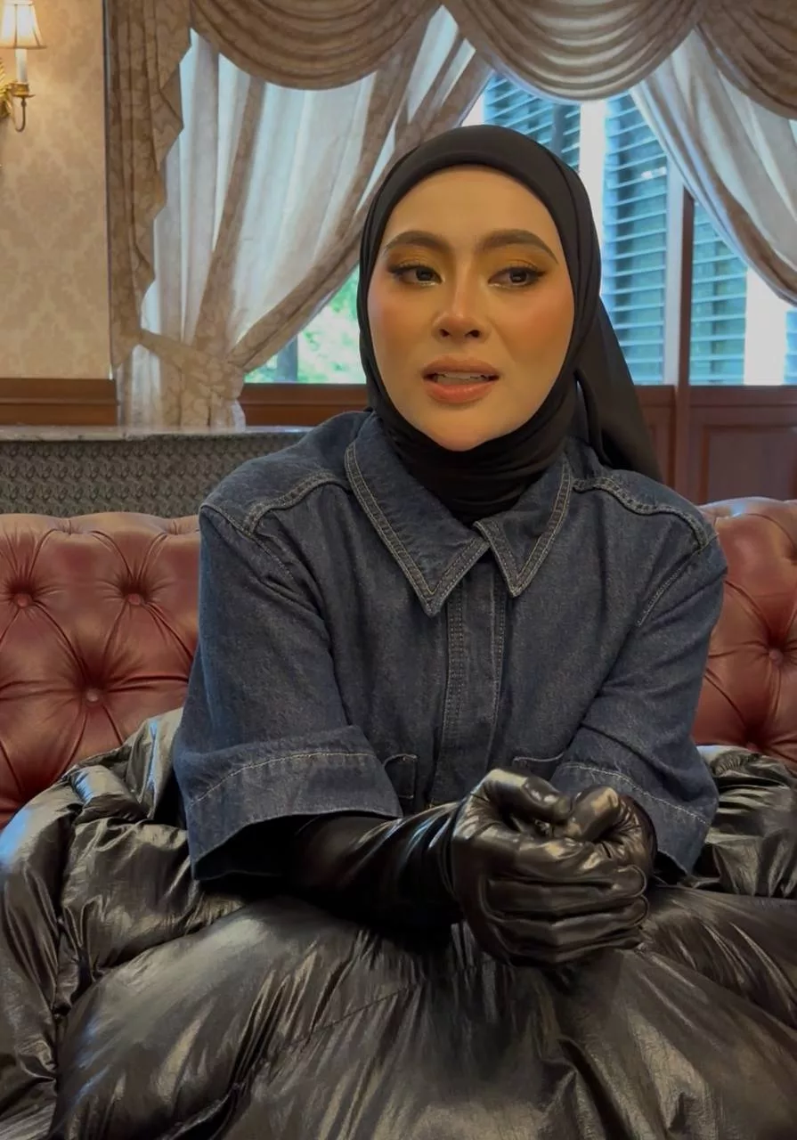“Saya Enggan Ulas Soal Nafkah,” - Adira Doakan Rezeki Datuk Red Sentiasa Murah 5 “Saya Enggan Ulas Soal Nafkah,” – Adira Doakan Rezeki Datuk Red Sentiasa Murah