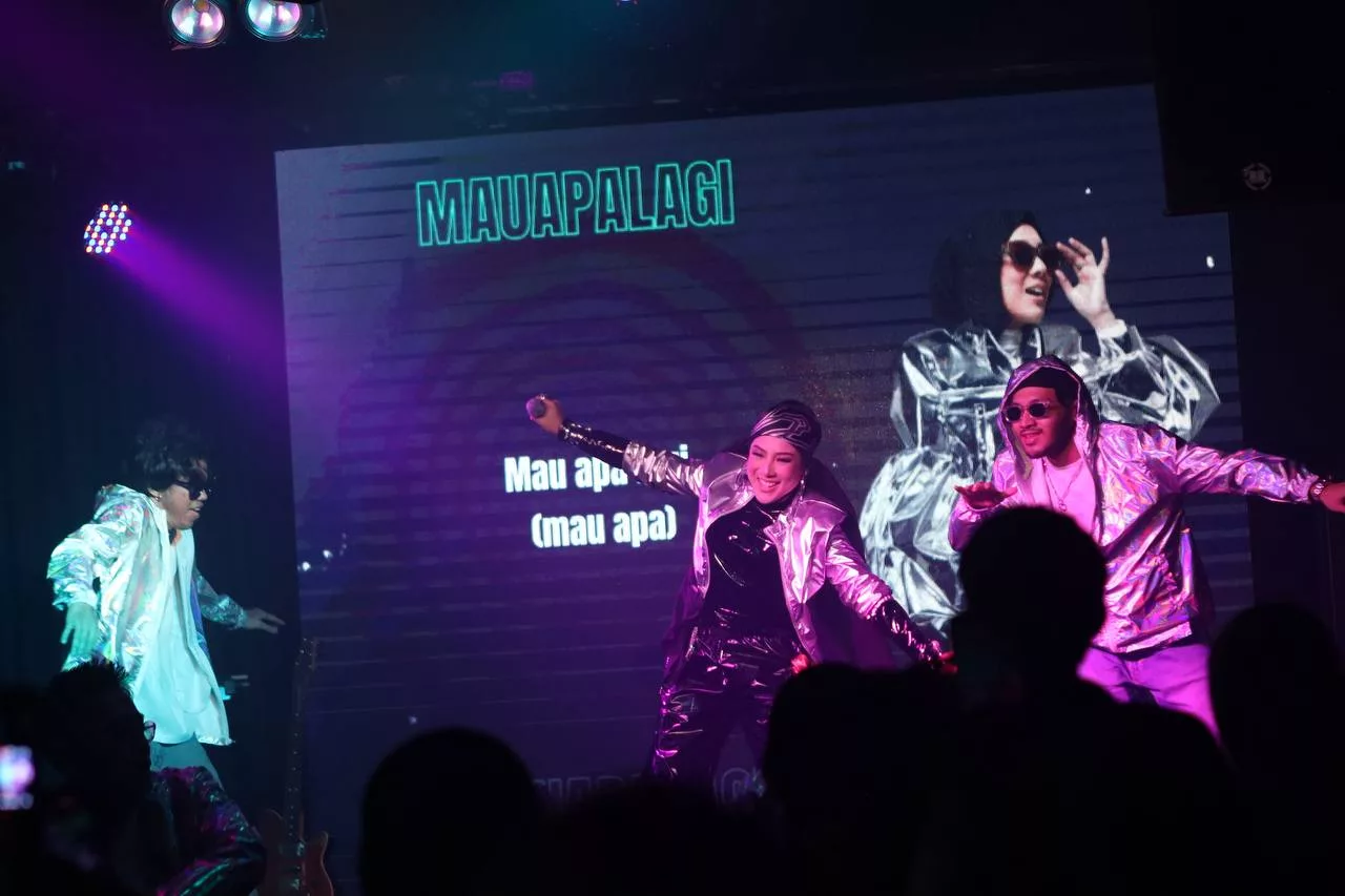 Irene Catalina Comeback Selepas 8 Tahun, ‘All Out’ Jayakan Showcase, Lancar Lagu Baru & Ulas Soal Persaingan - “Saya Pun Bukanlah Muda Lagi.” 13 Irene Catalina Comeback Selepas 8 Tahun, ‘All Out’ Jayakan Showcase, Lancar Lagu Baru & Ulas Soal Persaingan – “Saya Pun Bukanlah Muda Lagi.”