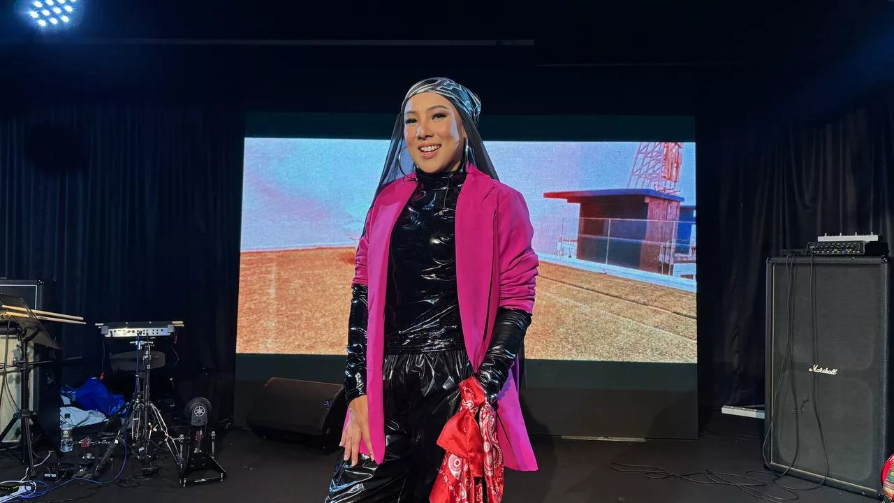 Irene Catalina Comeback Selepas 8 Tahun, ‘All Out’ Jayakan Showcase, Lancar Lagu Baru & Ulas Soal Persaingan - “Saya Pun Bukanlah Muda Lagi.” 9 Irene Catalina Comeback Selepas 8 Tahun, ‘All Out’ Jayakan Showcase, Lancar Lagu Baru & Ulas Soal Persaingan – “Saya Pun Bukanlah Muda Lagi.”