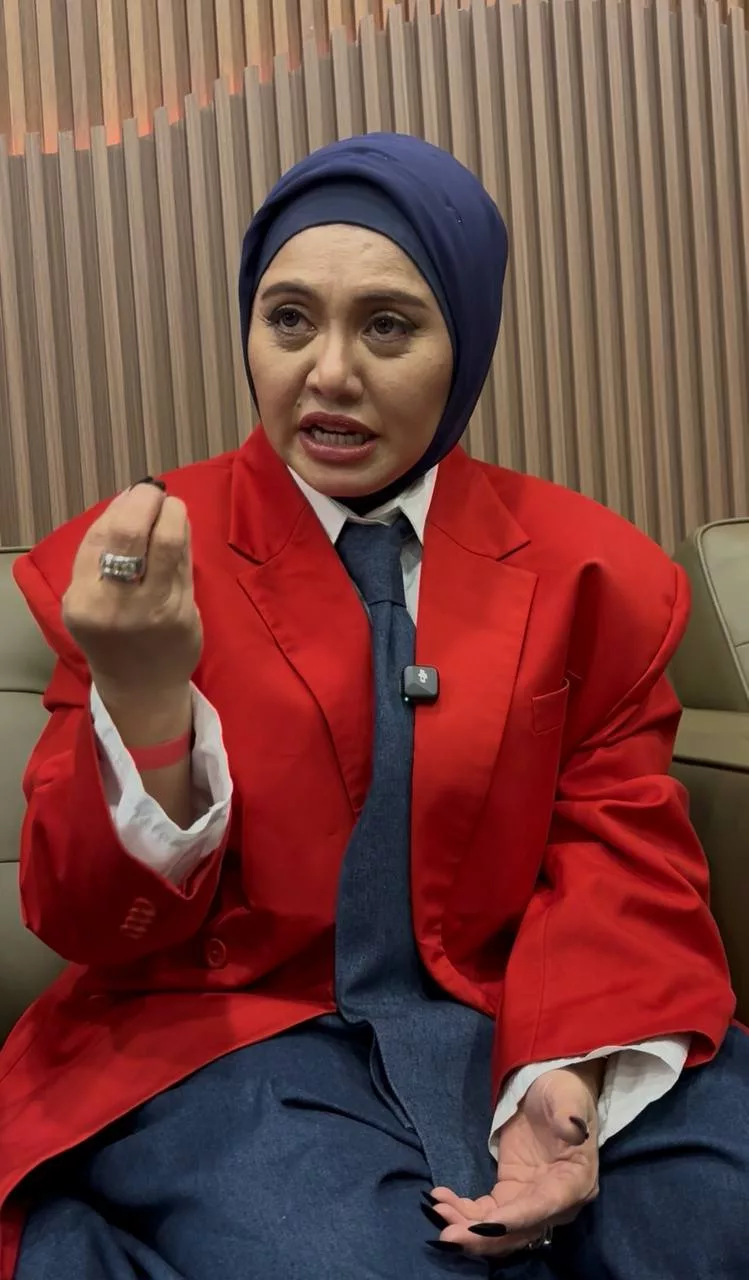 “Mahkamah Sudah Keluarkan Perintah” - Raja Azura Iklankan Bekas Suami Di Akhbar… Bukan Terdesak, Bersebab Tuntut Nafkah Anak Selepas 15 Tahun 8 “Mahkamah Sudah Keluarkan Perintah” – Raja Azura Iklankan Bekas Suami Di Akhbar… Bukan Terdesak, Bersebab Tuntut Nafkah Anak Selepas 15 Tahun