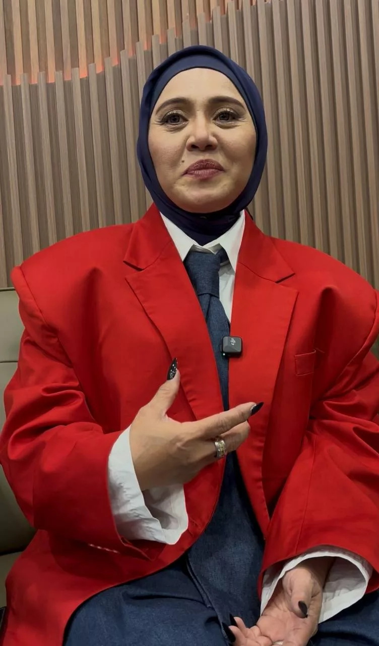 “Mahkamah Sudah Keluarkan Perintah” - Raja Azura Iklankan Bekas Suami Di Akhbar… Bukan Terdesak, Bersebab Tuntut Nafkah Anak Selepas 15 Tahun 7 “Mahkamah Sudah Keluarkan Perintah” – Raja Azura Iklankan Bekas Suami Di Akhbar… Bukan Terdesak, Bersebab Tuntut Nafkah Anak Selepas 15 Tahun