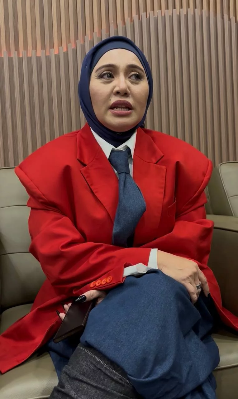 “Mahkamah Sudah Keluarkan Perintah” - Raja Azura Iklankan Bekas Suami Di Akhbar… Bukan Terdesak, Bersebab Tuntut Nafkah Anak Selepas 15 Tahun 6 “Mahkamah Sudah Keluarkan Perintah” – Raja Azura Iklankan Bekas Suami Di Akhbar… Bukan Terdesak, Bersebab Tuntut Nafkah Anak Selepas 15 Tahun