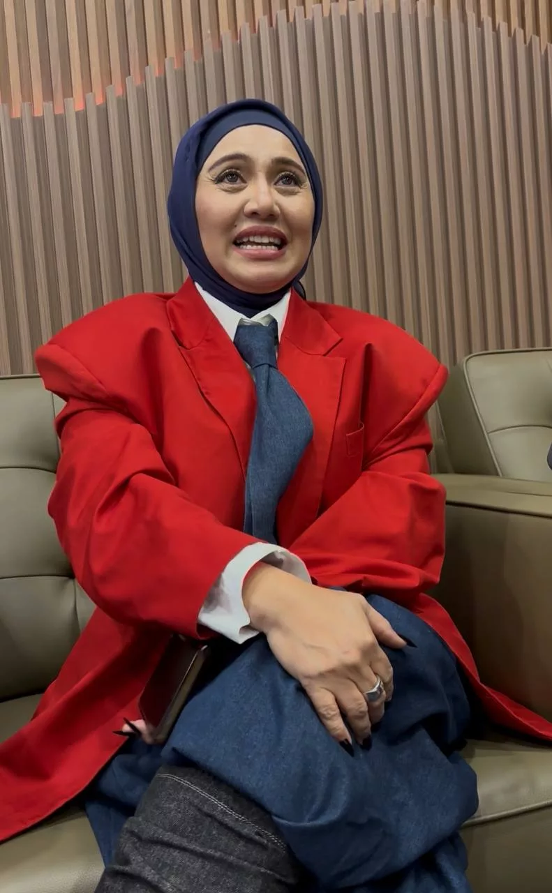 “Mahkamah Sudah Keluarkan Perintah” - Raja Azura Iklankan Bekas Suami Di Akhbar… Bukan Terdesak, Bersebab Tuntut Nafkah Anak Selepas 15 Tahun 9 “Mahkamah Sudah Keluarkan Perintah” – Raja Azura Iklankan Bekas Suami Di Akhbar… Bukan Terdesak, Bersebab Tuntut Nafkah Anak Selepas 15 Tahun